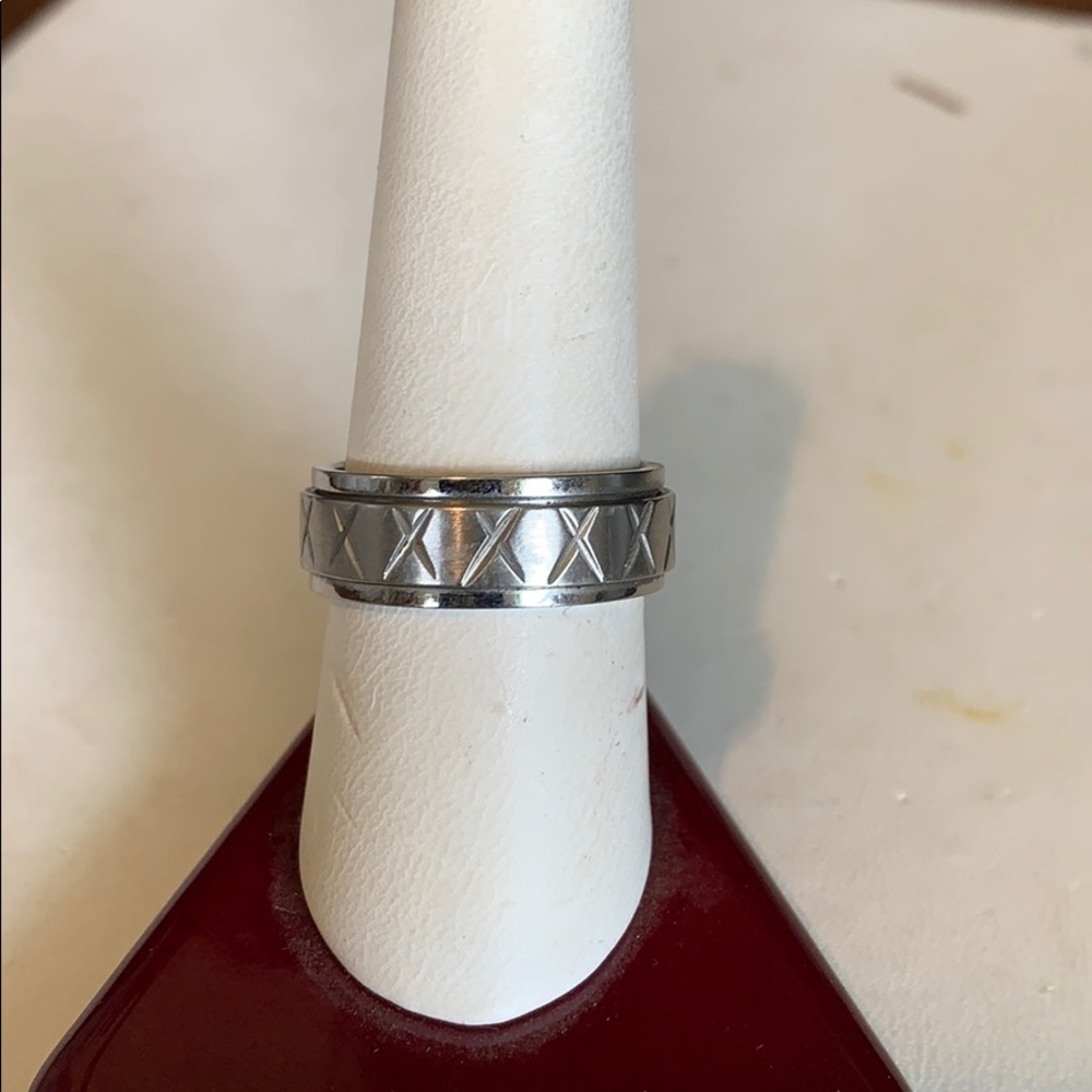 Silver spinner band with xxxx design